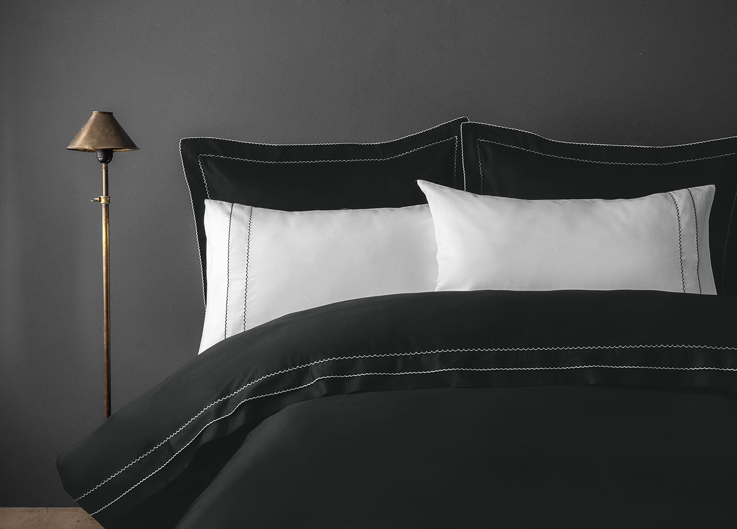 Magnolia Dark - Misterul nopții brodat delicat