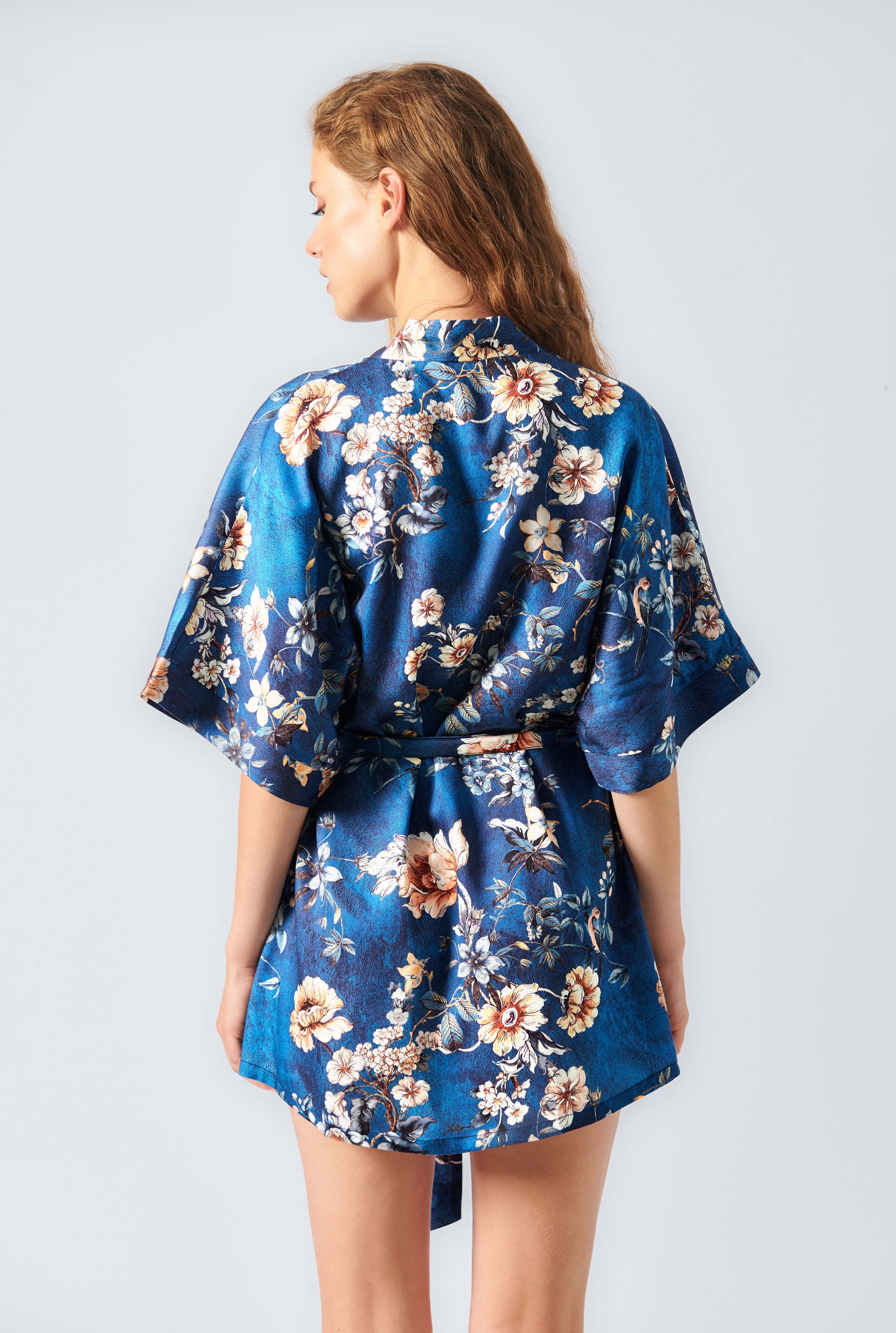 Kimono Kaiga - Eleganță și Grație