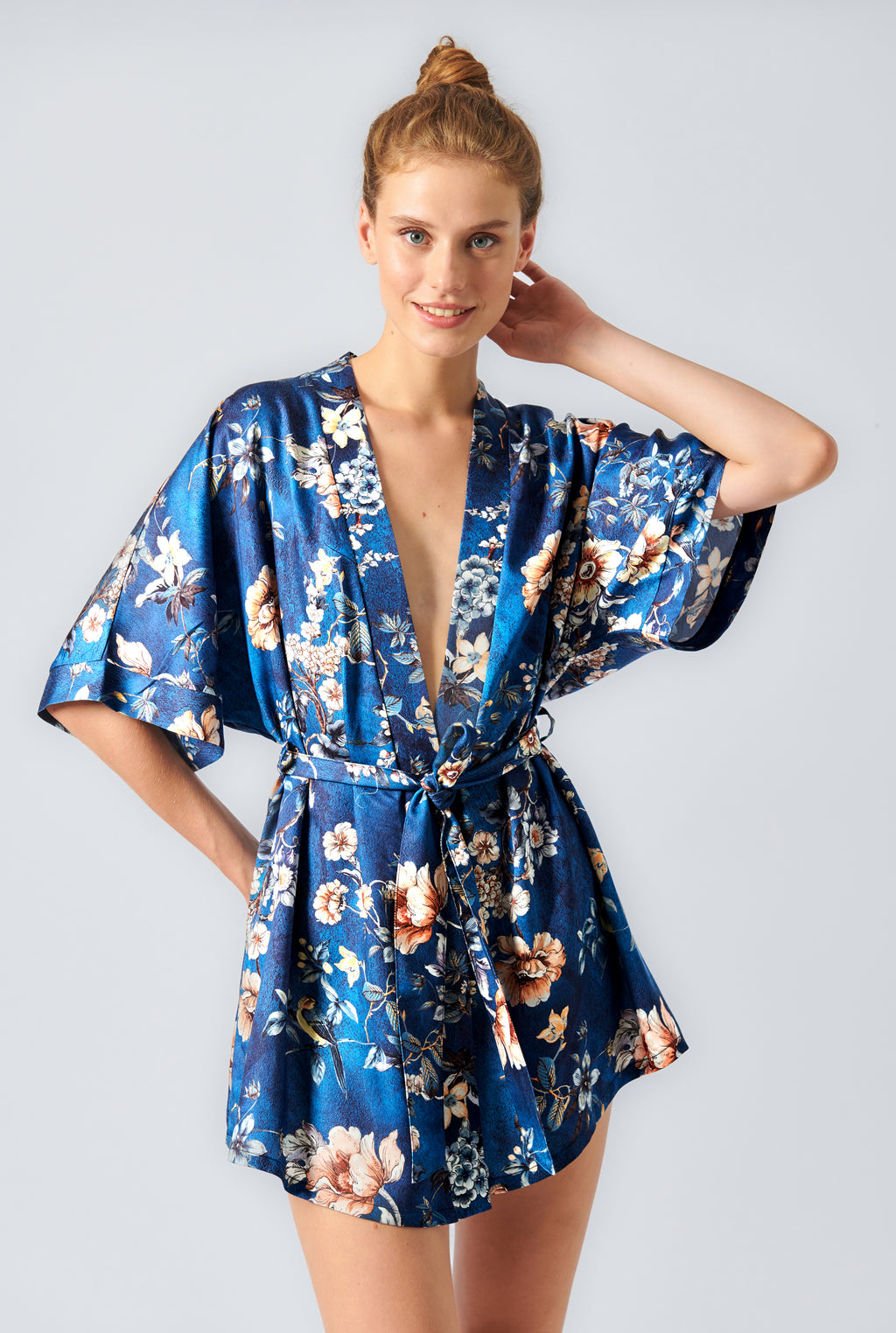 Kimono Kaiga - Eleganță și Grație